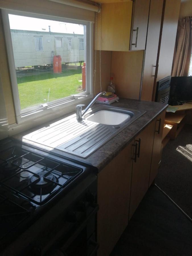Adorable 2 Bedroom Caravan In Клактон-он-Си Экстерьер фото