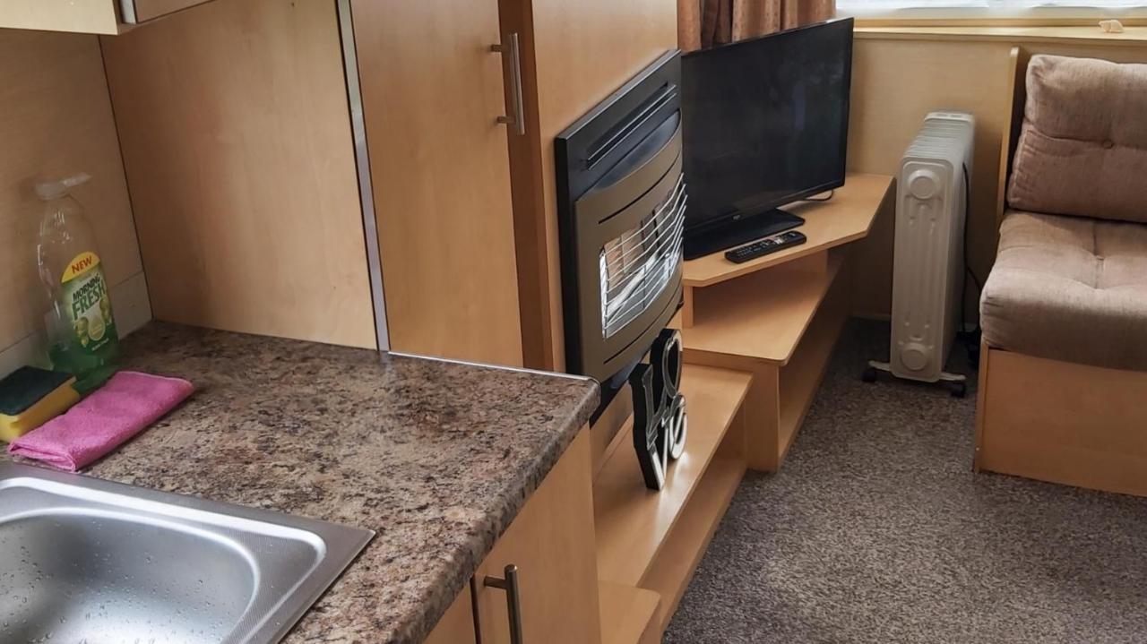 Adorable 2 Bedroom Caravan In Клактон-он-Си Экстерьер фото