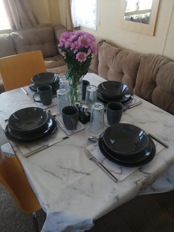 Adorable 2 Bedroom Caravan In Клактон-он-Си Экстерьер фото